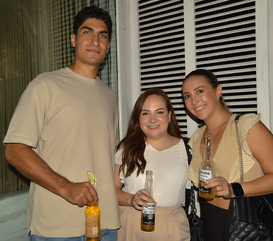 Julio Burgos, Andrea Ruiz y Daniela Abastoflor