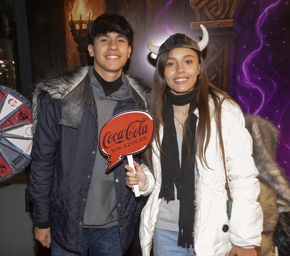 Carlos Justiniano, Rebeca Saal
