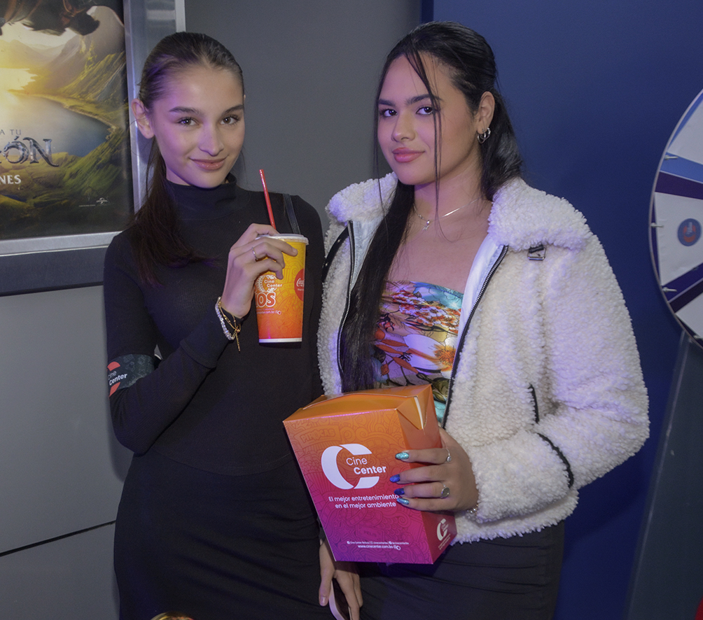 París Larsen, Mónica Hernández
