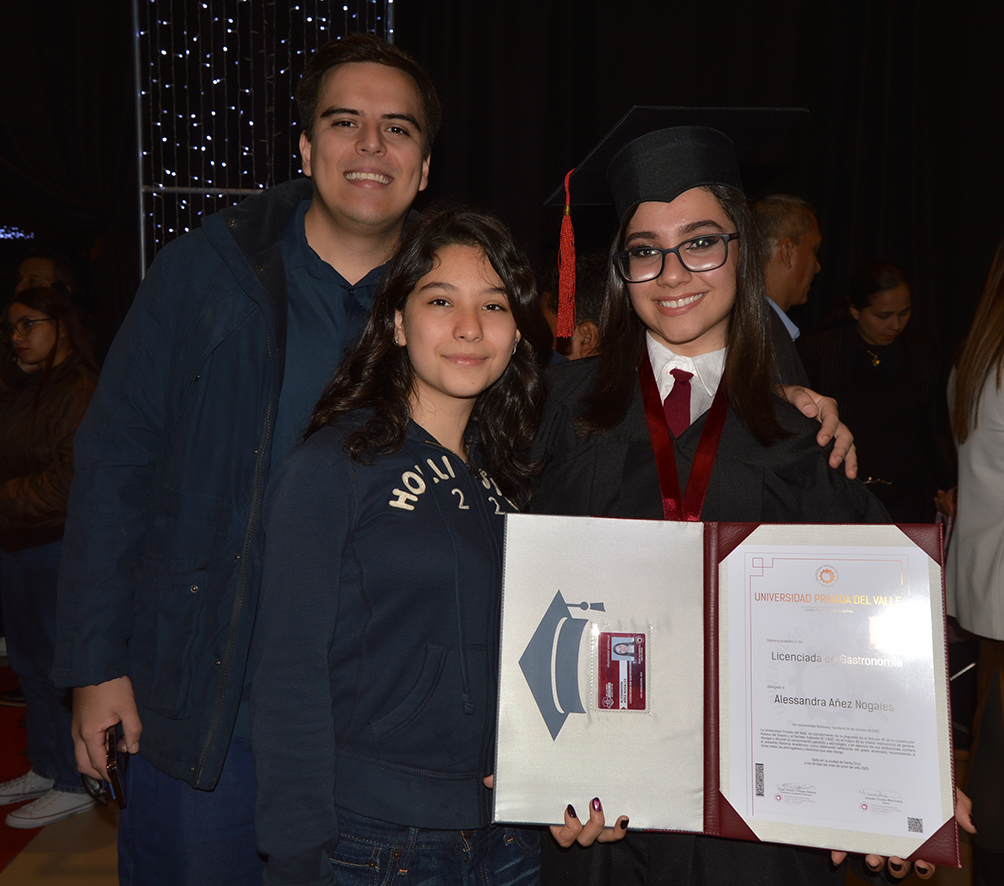 Jose Cespedes, Luciana Rojas y Alessandra Añez