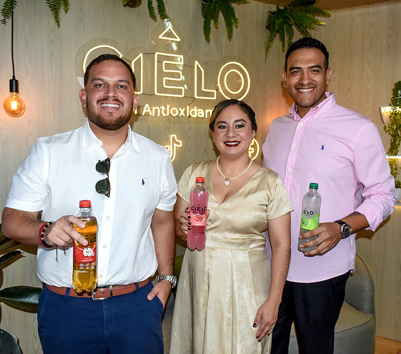 Franz Añaños, Cecilia Flores y Hans Mendoza