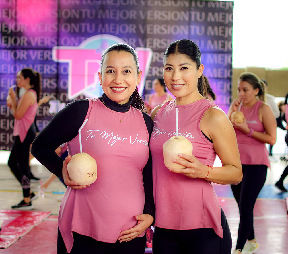 Mary Cruz parada y Suly Lola